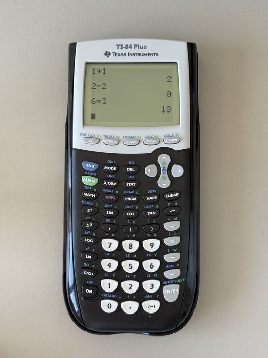 Calculadora Texas Ti 84 Plus em excelente estado