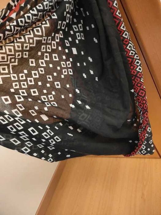 cachecol gola (ou infinity scarf) com um padrão geométrico em laranja