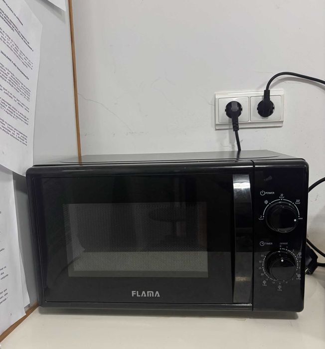 Microondas Preto (Flama)
