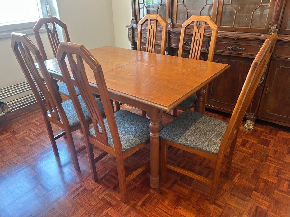 Conjunto de mesa e 6 cadeiras
