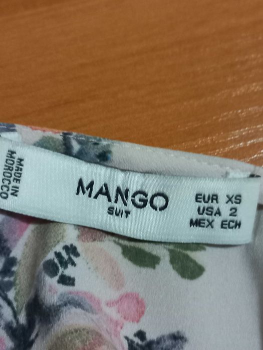 Ошатна сукня скроєна на запах в яскравий квітковий принт.
Mango