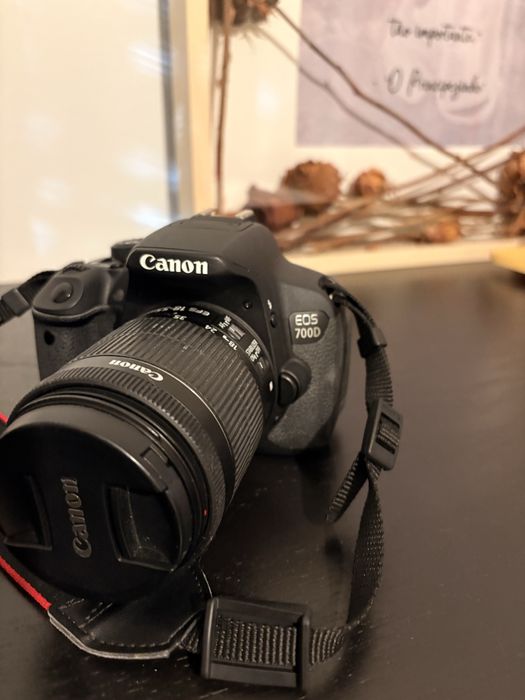 Canon EOS 700D + Lente 18-55mm STM + 4 Baterias + Cartão 64GB