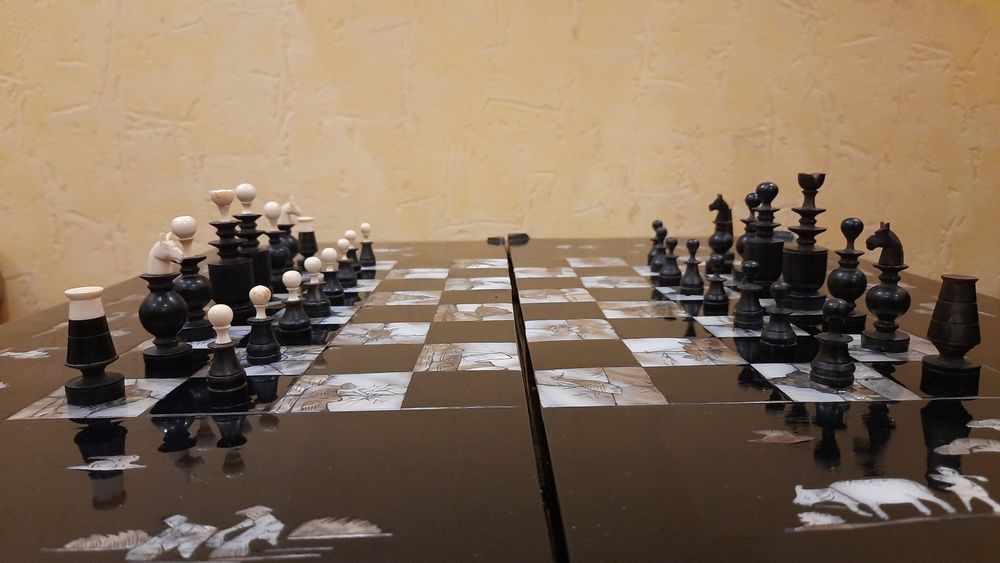 Антикварні шахи із рога буйвола, слонової кістки і перламутра.