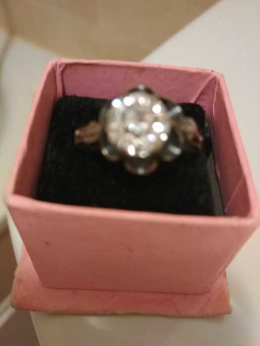 Красивое кольцо из серебра с  фианитом.