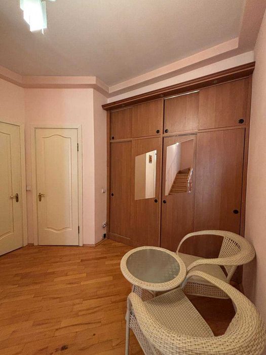Продається унікальний триповерховий польський особняк!