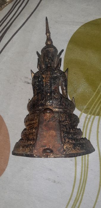 Cabides antigos em metal e buda