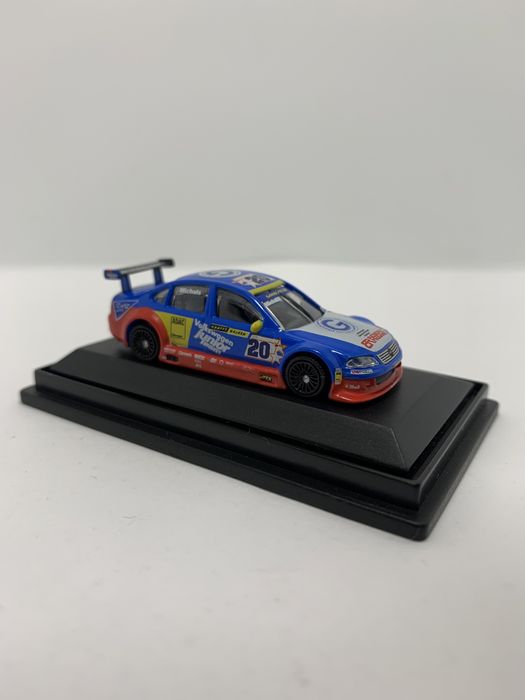 Volkswagen Passat  V8 Star 2002 da Schuco escala H0 1/87