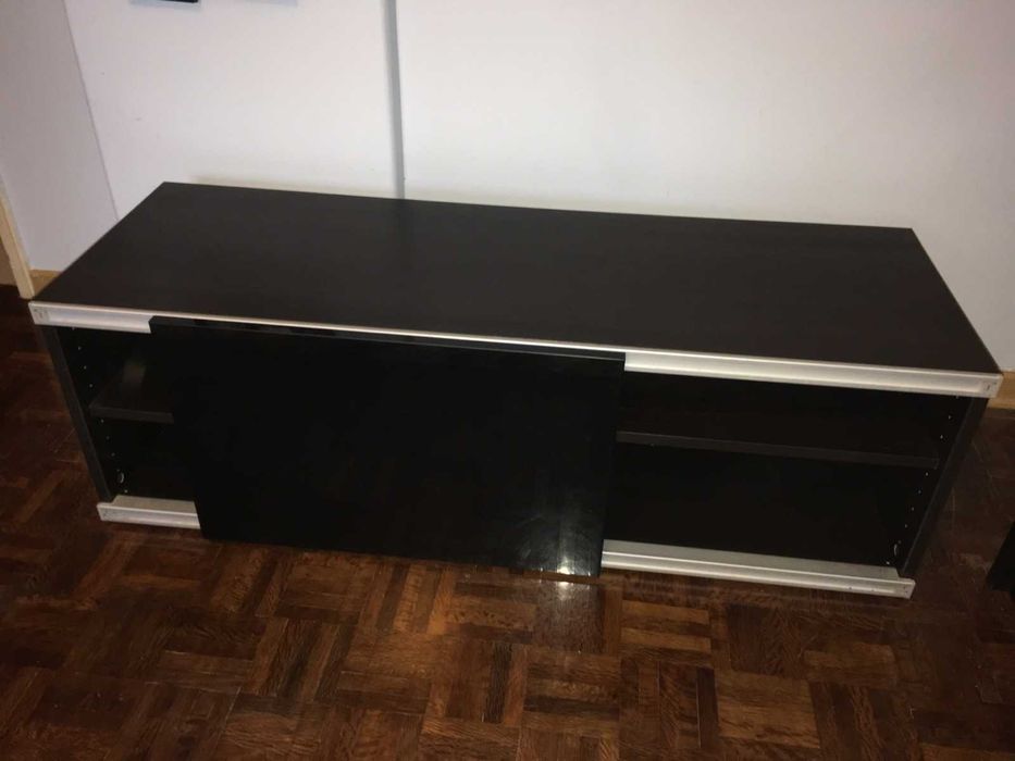 Dois móveis e uma mesa de vidro (IKEA)