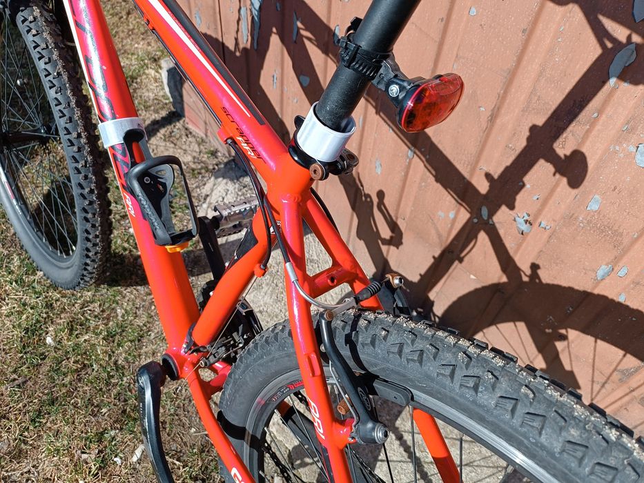 Czerwony rower górski Scrapper