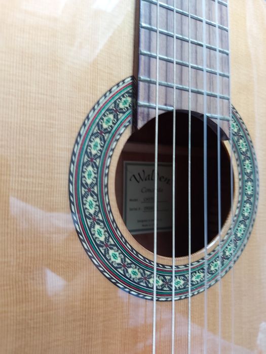 Gitara klasyczna Walden jak nowa + podnóżek, kostki, kapodaster