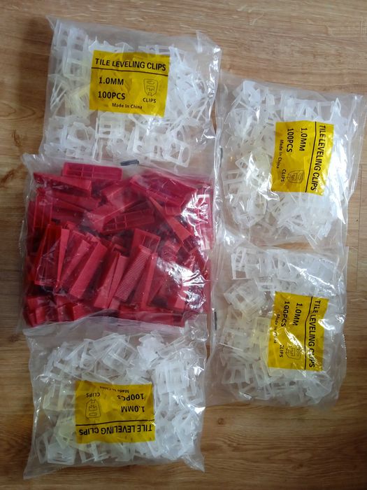 System poziomowania płytek 400szt. klipsy 1,0mm oraz 100szt. kliny