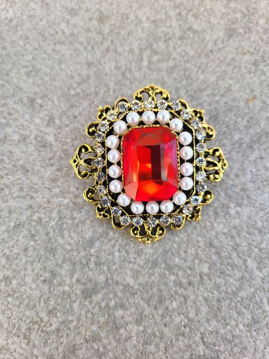 Broszka czerwona w stylu vintage