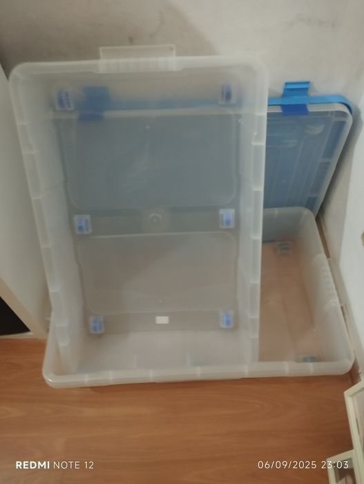 Vendo caixa de plástica com tampa com rodinhas