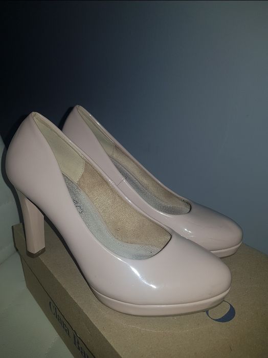 Beżowe lakierowane buty na obcasie