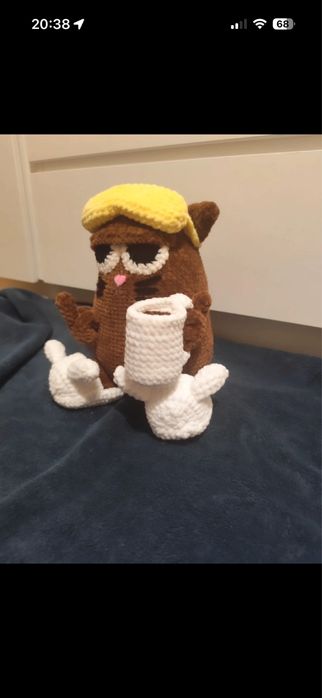 Kot z kawa w kapciach