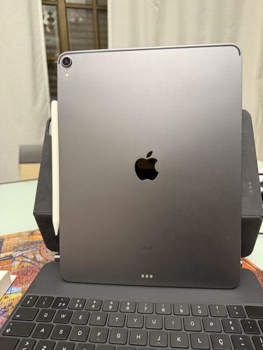 iPad Pro 12.9” 3rd Gen 64GB + Extras