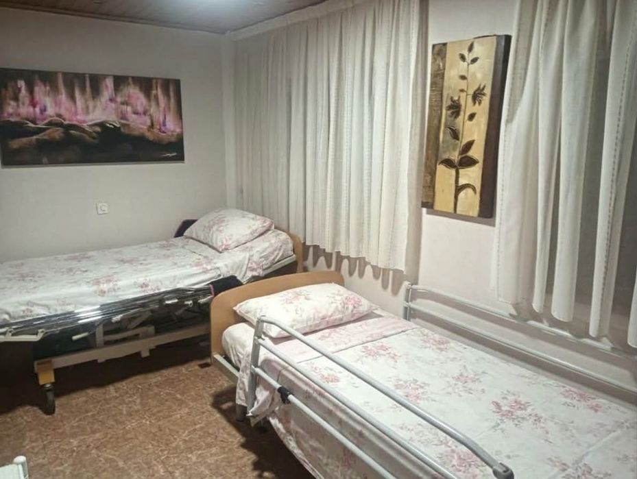 Acolhimento Familiar 24h para Idosa ou Casal | Casa Térrea c/ Jardim
