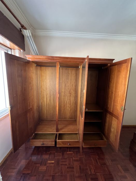 Mobília de Quarto em Cerejeira | Cama com colchão Molaflex + Cómoda com espelho + Mesas de Cabeceira + Guarda-vestidos