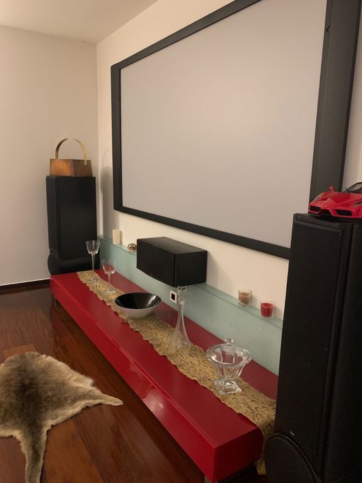 Móvel vermelho. Aparador de sala