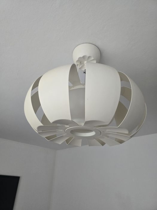 Duża biała metalowa lampa