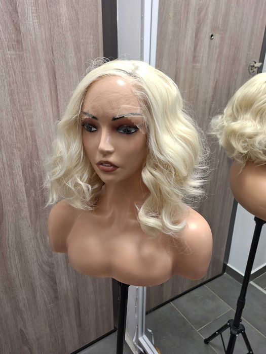 Krótka kręcona peruka blond z koronkową siateczką Lace Front Wig
