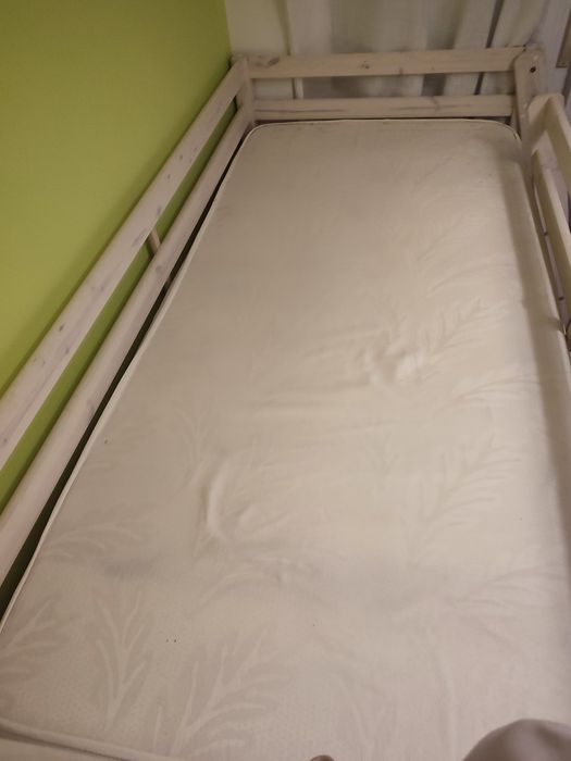 Cama de criança e colchão