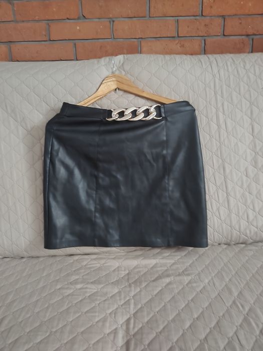 Spódniczka mini z ecoskory ze złotym łańcuchem