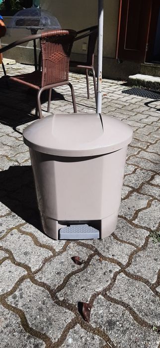 Contentor 30L em PEAD com pedal
