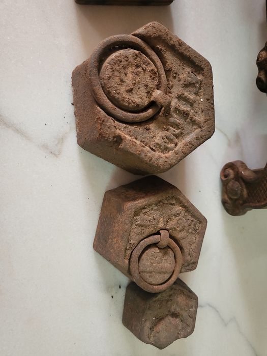 Balança em ferro e cobre/pessos