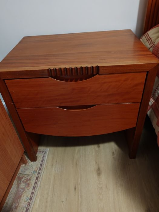 Cama de casal e mesa de cabeceira em