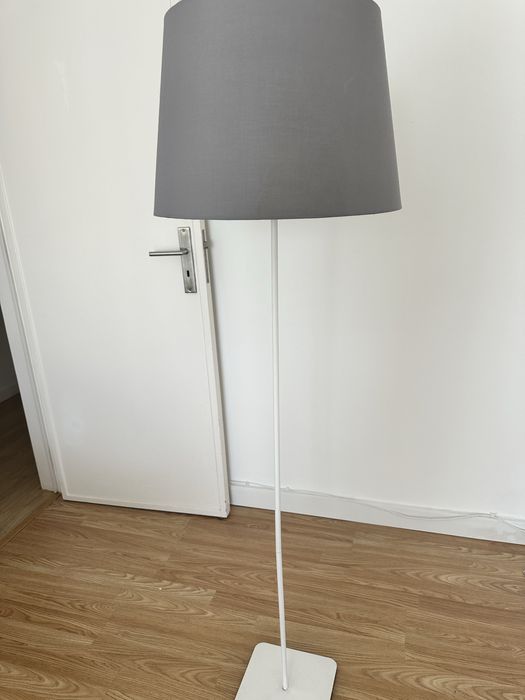 Candeeiro de Pé Moderno com Cúpula Cinzenta