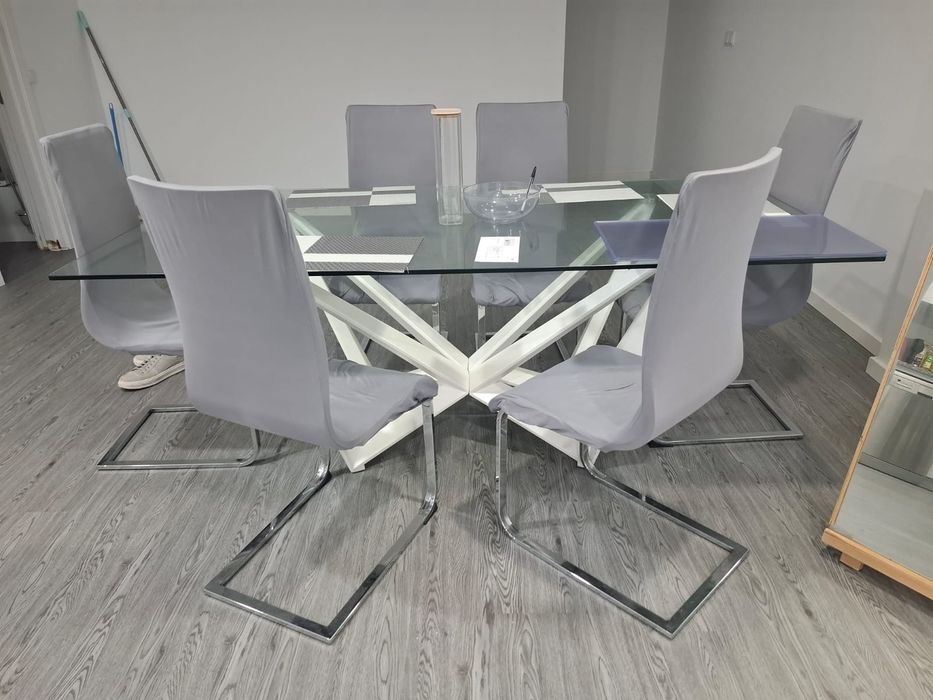 Mesa de vidro com 6 cadeiras