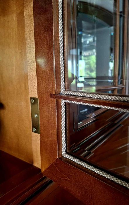 Aparador e cristaleira em madeira de cerejeira – estilo tradicional