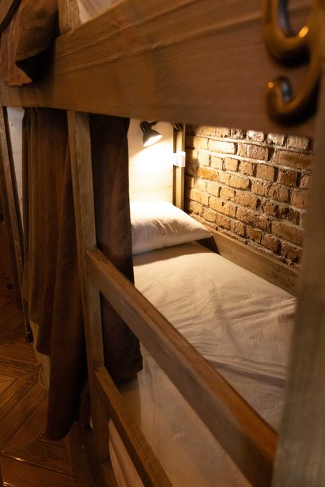Спальне місце у хостелі у центрі міста