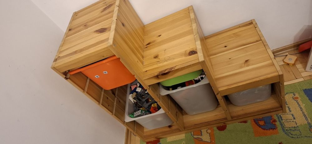 Trofast schodki z plastikowymi szufladami