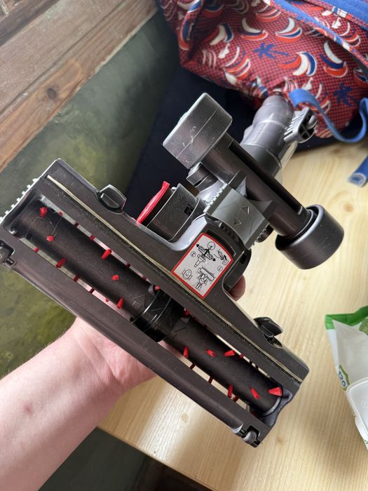 Dyson v 8 пилосос