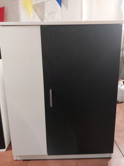 Vendo estes moveis estão bons so precisa de limpeza e  um movel so precisa de por parafusos na parte de trás do movel, vai com oferta do jarrao