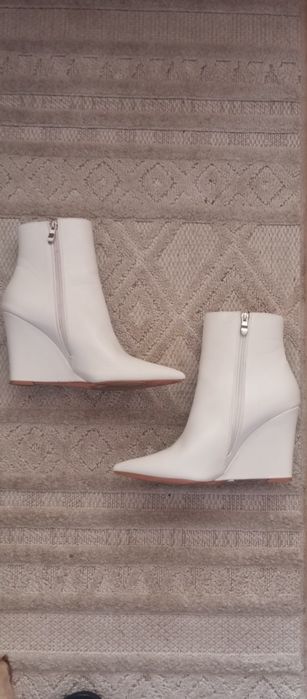 Białe botki na koturnie 40