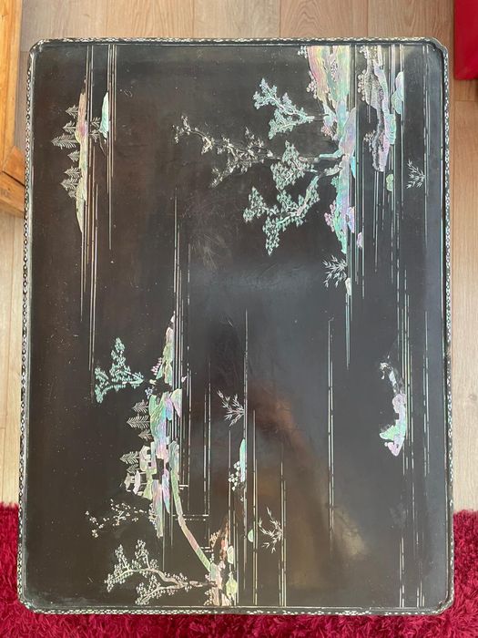 Mesa japonesa do Reino de Ryukyu com incrustacoes em madreperola com efeito tridimensional (Shibayama)