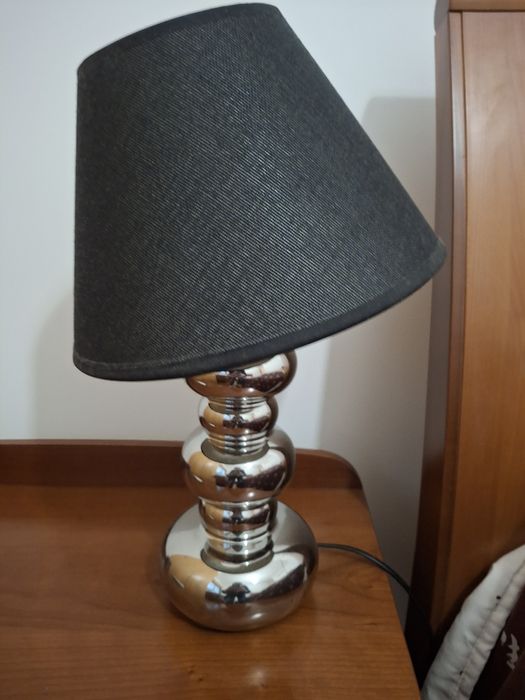 2 candeeiros de mesa prateados com abajur preto