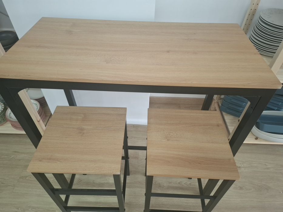 Mesa bar com 2 bancos