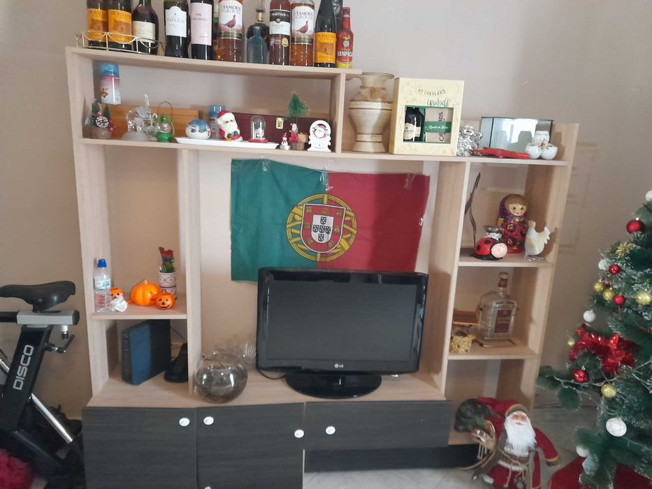 Estante moderna com muita arrumação