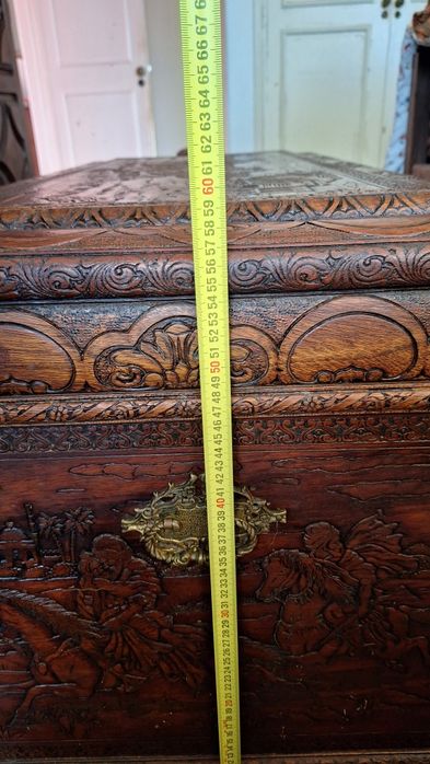 Arca em madeira entalhada