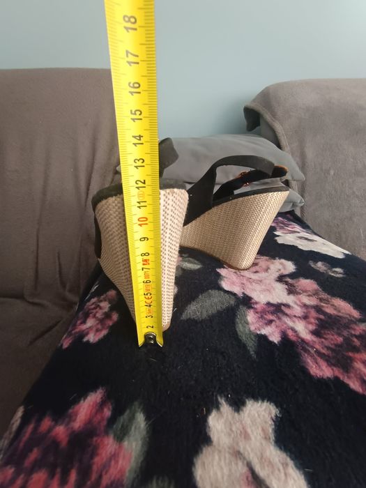 Czarne buty na koturnie