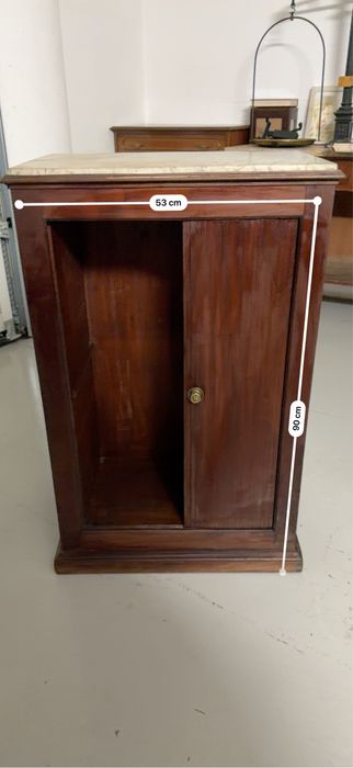 Móvel antigo em madeira com porta de correr