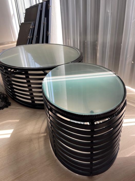 Duas mesas em madeira escura laminada