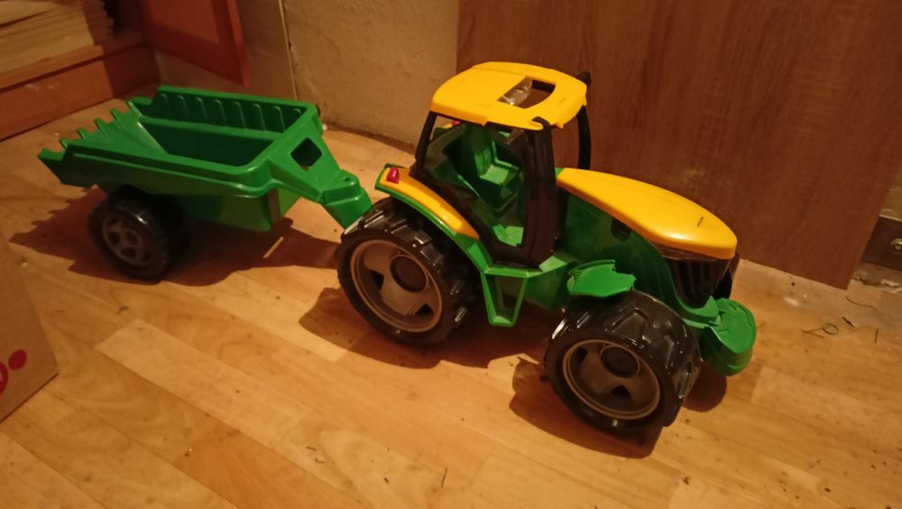 Traktor zabawka do piaskownicy