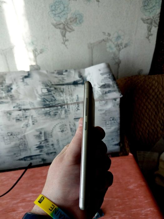 Смартфон Xiaomi Redmi 3 4G-в хорошем  и полностью рабочем состоянии