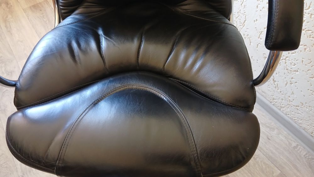 Шкіряне офісне крісло