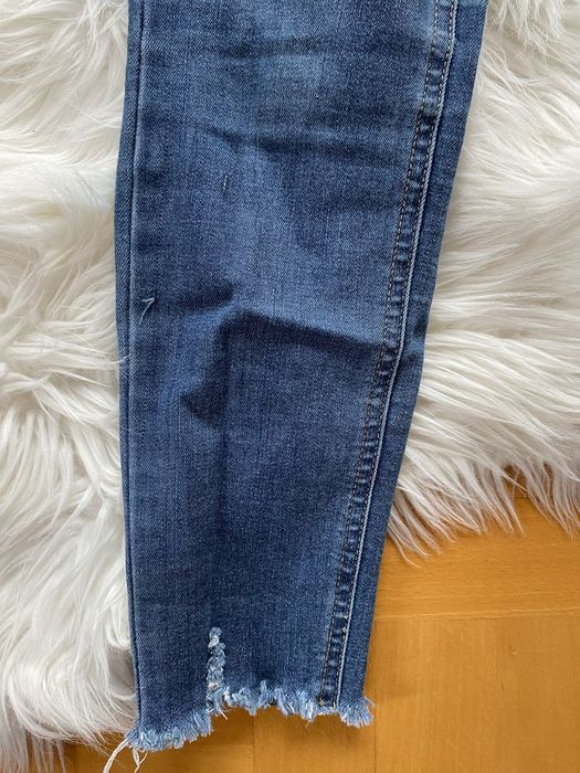 Spodnie damskie jeansowe pull&bear z dziurami skinny